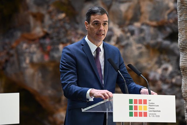 El presidente del Gobierno, Pedro Sánchez, durante una rueda de prensa tras la firma de acuerdos, durante la celebración de la XXXIV Cumbre Hispano-Portuguesa, en los Jameos del Agua, a 15 de marzo de 2023, en Lanzarote, Canarias (España). 