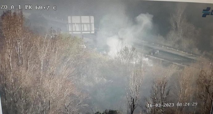 Humareda provocada por el incendio del minibús en la A-1.