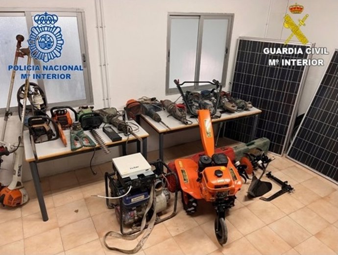Nota De Prensa E Imágenes: "La Policía Nacional Y La Guardia Civil Desarticulan Una Organización Criminal Dedicada Al Robo De Maquinaria Y Placas Solares Por Encargo"