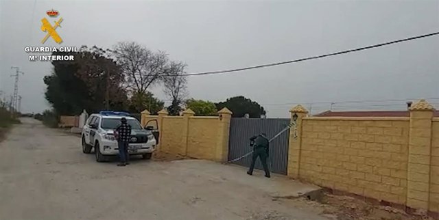 Actuación de la Guardia Civil en una de las construcciones ilegales