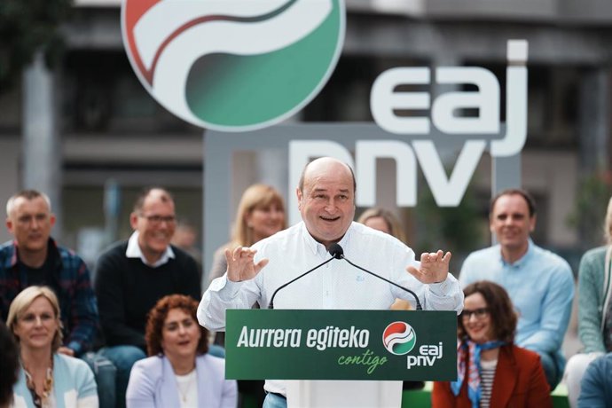 El presidente del Euzkadi Buru Batzaren (EBB), Andoni Ortuzar, interviene en un encuentro con las candidatas y los candidatos de EAJ-PNV en Ezkerraldea y Meatzaldea, en el  Parque de Santurtzi, a 12 de marzo de 2023