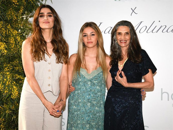 Ángela, Olivia y María Molina, embajadoras de la nueva colección de Hoss Intropia