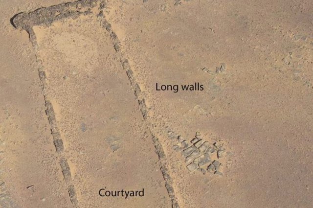 Principales características arquitectónicas de un mustatil