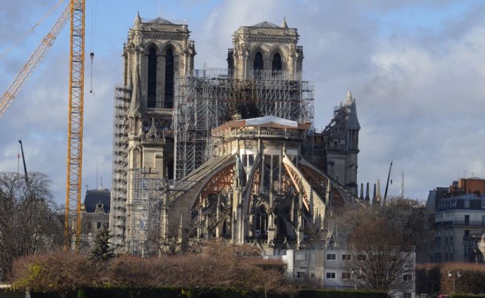 Vista de la cabecera de Notre-Dame de Paris en restauración