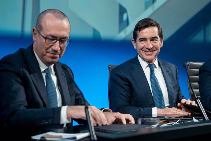 Archivo - El consejero delegado de BBVA, Onur Gen (i) y su presidente Carlos Torres Vila (d), durante la presentación de los resultados de BBVA en 2022, en el Auditorio Ciudad BBVA, a 1 de febrero de 2023, en Madrid (España).