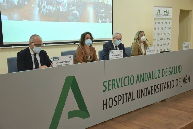 García (2i), en la presentación del nuevo gerente del Hospital Universitario de Jaén.