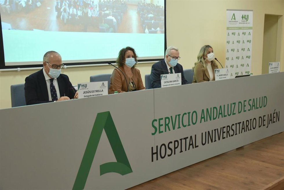 García (2i), en la presentación del nuevo gerente del Hospital Universitario de Jaén.
