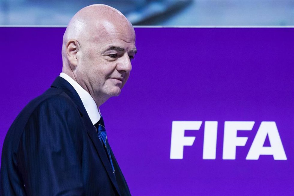 Archivo - El presidente de la FIFA Gianni Infantino durante una rueda de prensa