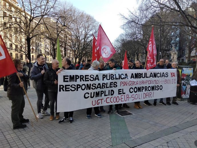 Concentración del sector de las ambulancias frente al Parlamento de Navarra.