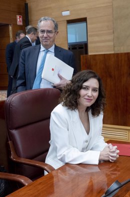 La presidenta de la Comunidad de Madrid, Isabel Díaz Ayuso, interviene durante un pleno en la Asamblea de Madrid, a 16 de marzo de 2023, en Madrid (España).  
