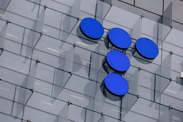 Detalle del logotipo de la fachada de la sede de Telefónica, a 6 de marzo de 2023, en Madrid (España). 