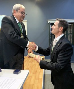 Pedro Olivares reconocido como nuevo Académico Correspondiente de la Academia de Ciencias Veterinarias por su presidente, Cándido Gutiérrez Panizo