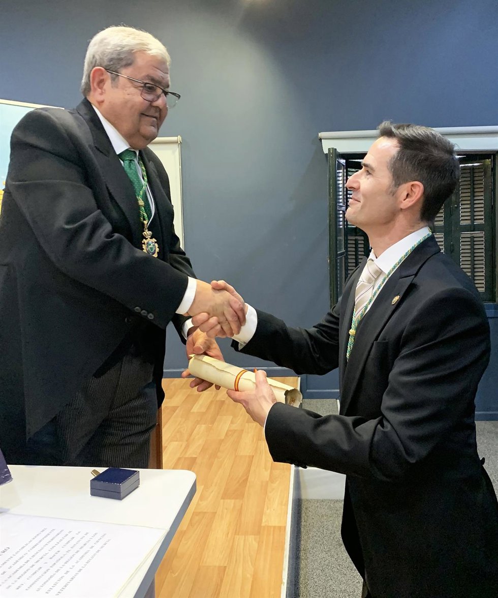 Pedro Olivares reconocido como nuevo Académico Correspondiente de la Academia de Ciencias Veterinarias por su presidente, Cándido Gutiérrez Panizo