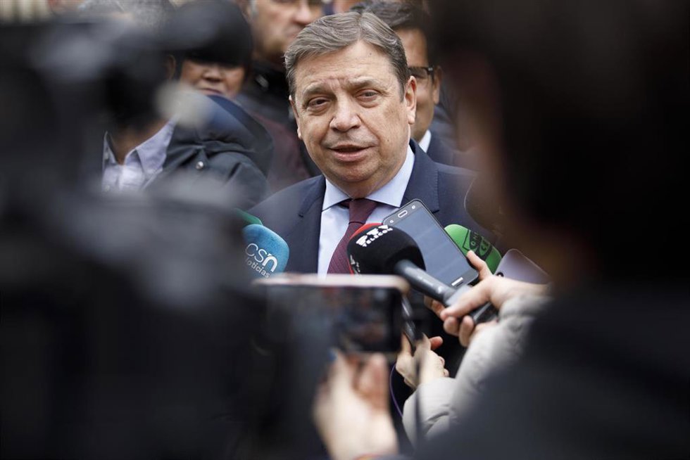 El Ministro de agricultura Luis Planas en declaraciones a la prensa en una foto de archivo