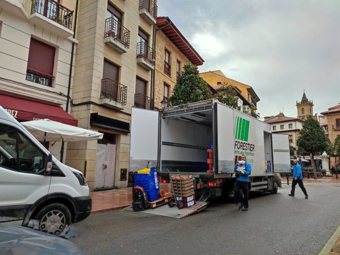 Furgoneta de reparto estacionada en Oviedo, trabajador. Paro, EPA, Afiliación a la Seguridad Social.