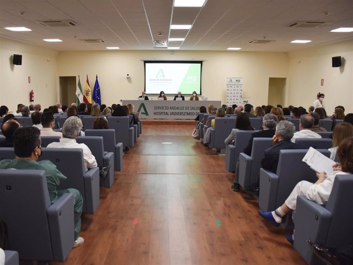 García (2i), en la presentación del nuevo director gerente del Hospital Universitario de Jaén.