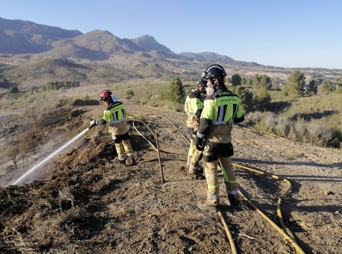 Efectivos del Consorcio de Extinción de Incendios y Salvamento de la Región de Murcia trabajan para apagar el incendio declarado en en la pedanía de Fontanares, en Lorca (Murcia)
