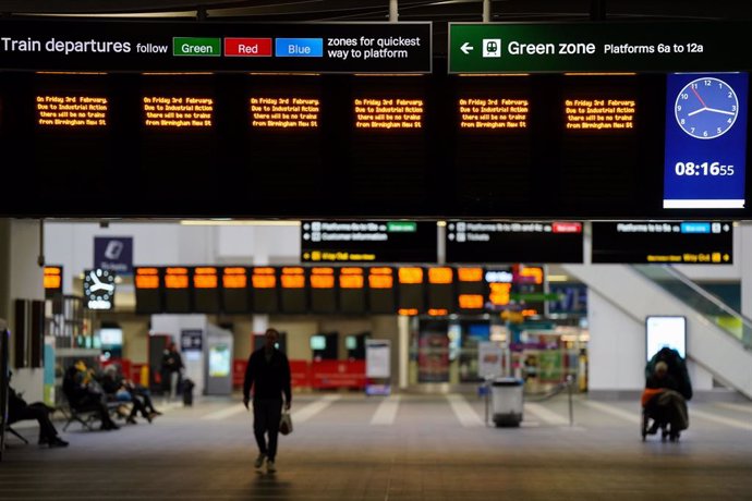 Archivo - 03 February 2023, United Kingdom, Birmingham: Information signs at New Street Station in Birmingham alerting commuters of no trains during industrial action. 