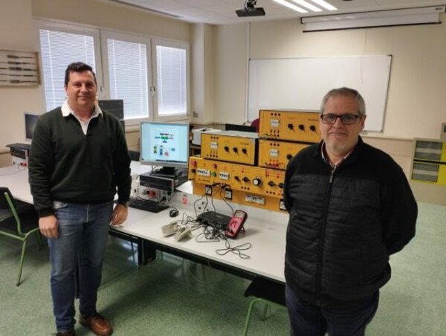 Los investigadores Antonio Cano Ortega y Francisco Sánchez con un prototipo del enchufe inteligente