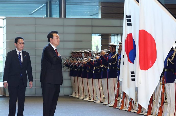 El presidente de Corea del Sur, Yoon Suk Yeol, junto al primer ministro japonés, Fumio Kishida.
