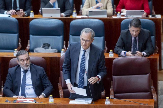 El vicepresidente, consejero de Educación y Universidades de la Comunidad de Madrid, Enrique Ossorio, interviene durante un pleno en la Asamblea de Madrid, a 2 de marzo de 2023, en Madrid (España). 