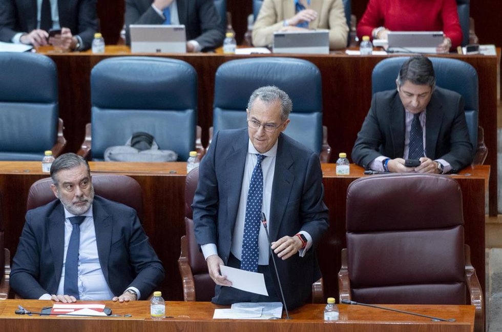 El vicepresidente, consejero de Educación y Universidades de la Comunidad de Madrid, Enrique Ossorio, interviene durante un pleno en la Asamblea de Madrid, a 2 de marzo de 2023, en Madrid (España).