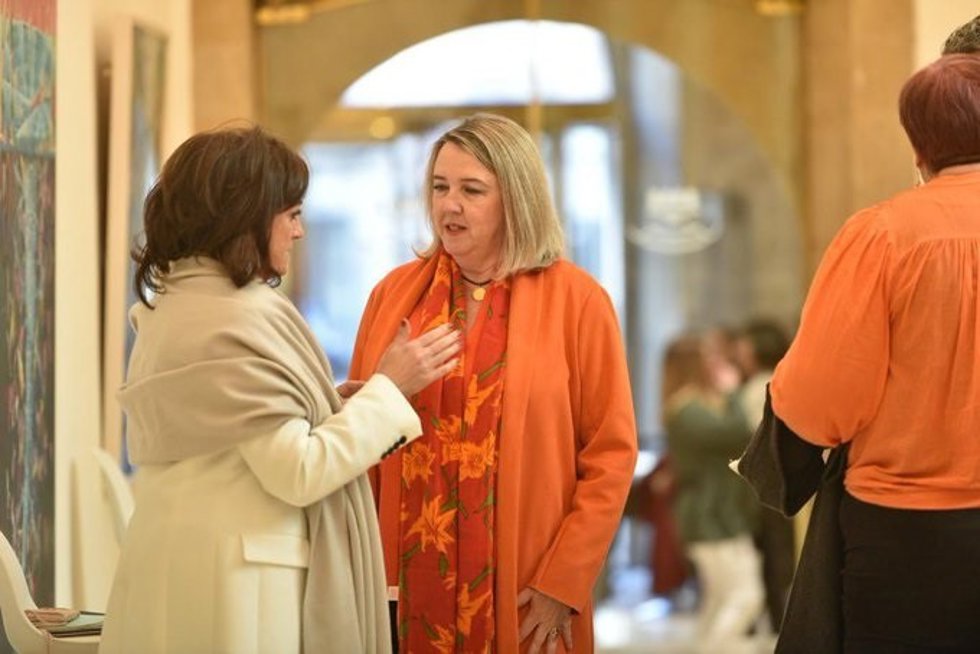 La consejera de Agricultura, Eva Hita, conversa con la presidenta del Gobierno, Concha Andreu, antes del pleno