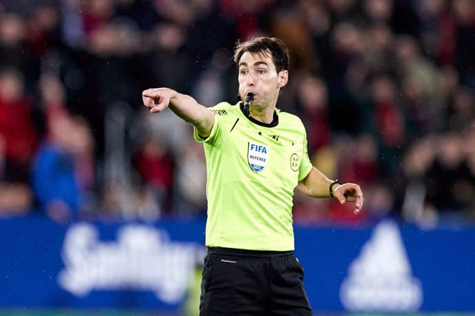Archivo - De Burgos Bengoetxea, referee of the match, gestures during the Spanish league match of La Liga between, CA Osasuna and Real Madrid CF at El Sadar on April 20, 2022, in Pamplona, Spain.