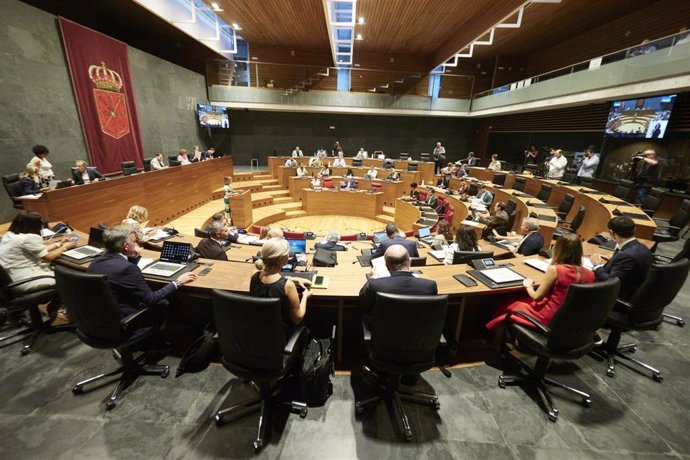 Archivo - Vista general de una sesión plenaria del pleno del Parlamento de Navarra.