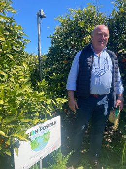 El agriculotor Rafael Jiménez, de Cantillana (Sevilla) expone las ventajas del riego eficiente en su finca de naranjas y mandarinas a través del programa de Coca-Cola y WWF 'Misión Posible: Desafío Guadalquivir'.