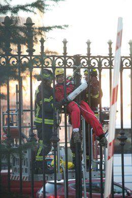 Una activista de Greenpeace en el momento de ser desalojada.