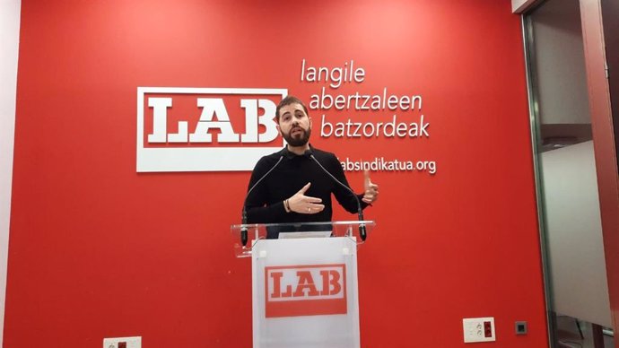 El portavoz de LAB, Imanol Karrera, durante la rueda de prensa