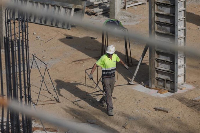 Un obrero durante la construcción de una vivienda.