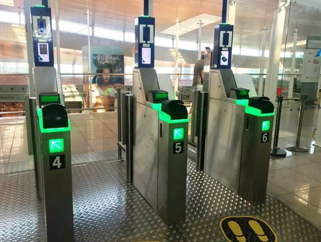 Archivo - Los nuevos controles automáticos de pasaportes del aeropuerto de Barcelona.