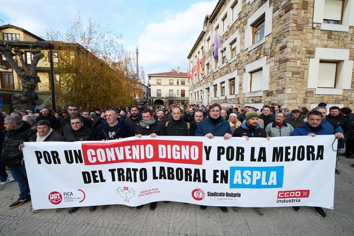 Archivo - Trabajadores de la empresa durante una manifestación.