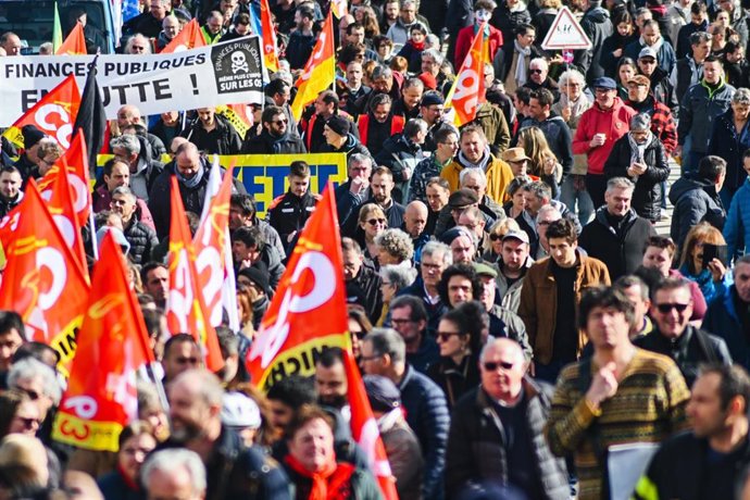 Protesta en Clermont-Ferrand contra la reforma de las pensiones que impulsa el Gobierno en Francia