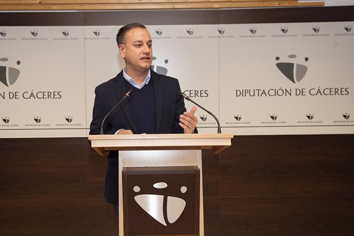 El diputado delegado de Deportes de la Diputación de Cáceres, Pablo Miguel López, en una rueda de prensa