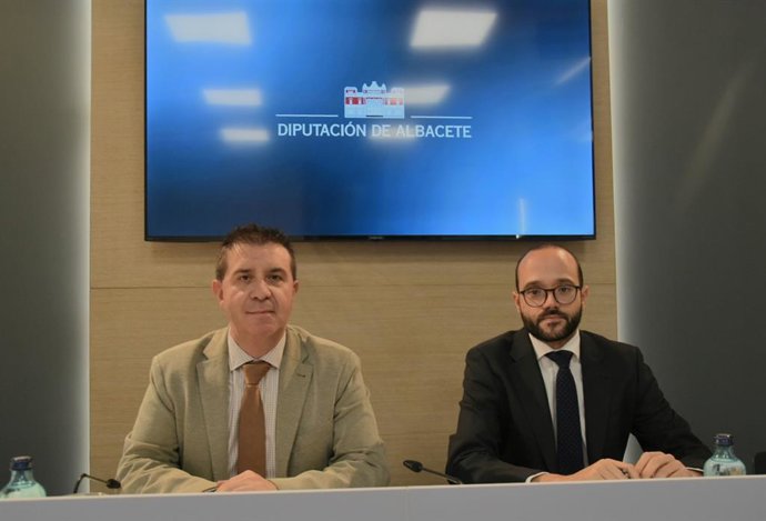 El presidente de la Diputación de Albacete, Santi Cabañero, acompañado del vicepresidente responsable del área económica, Fran Valera.