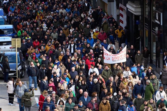 Archivo - Centenares de trabajadores de la empresa Aspla sostienen pancartas durante una manifestación  