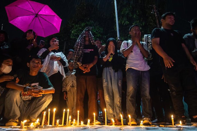 Archivo - Imagen de archivo de una vigilia por los muertos durante una estambida en un estadio de fútbol de Malang, Indonesia.
