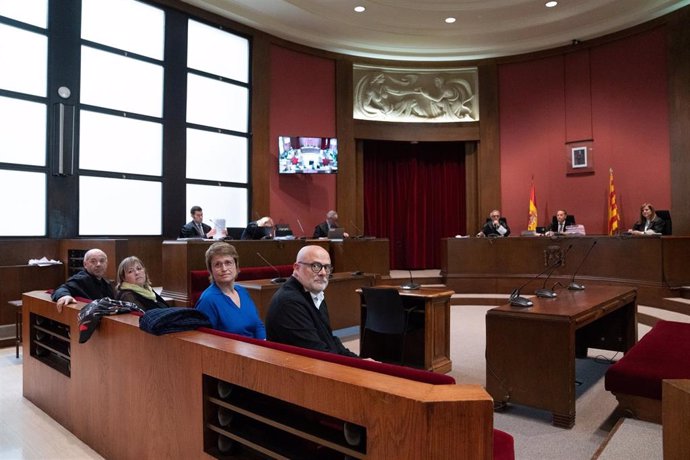 Los exmiembros de la Mesa del Parlament Anna Simó, Lluís Corominas, Ramona Barrufet y Lluís Guinó en la repetición de su juicio por presunta desobediencia en el Tribunal Superior de Justicia de Catalunya (TSJC). El 14 de marzo de 2023.