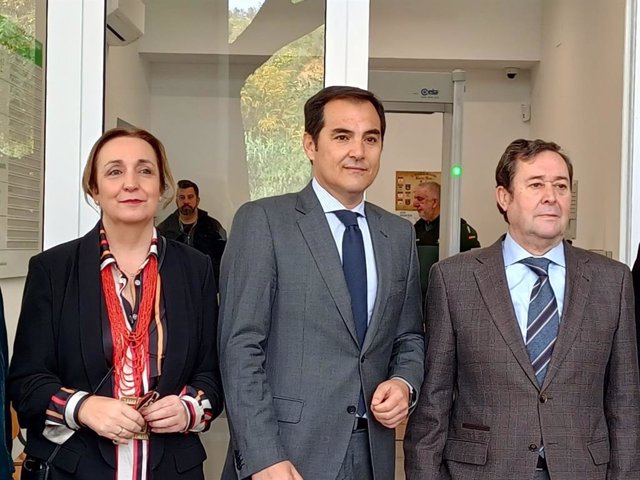 El consejero de Justicia, Administración Local y Función Pública, José Antonio Nieto, en su visita al Juzgado de Menores de Huelva.