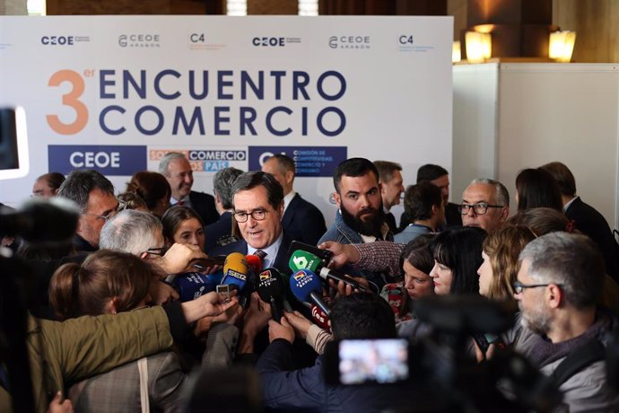 El presidente de CEOE, Antonio Garamendi, atiende a los medios durante el tercer Encuentro Comercio C4-CEOE, en el Auditorio de Zaragoza