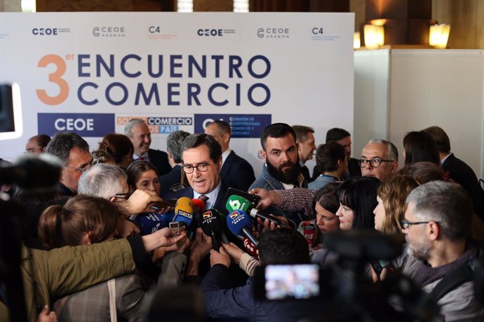 El presidente de CEOE, Antonio Garamendi, atiende a los medios durante el tercer Encuentro Comercio C4-CEOE, en el Auditorio de Zaragoza