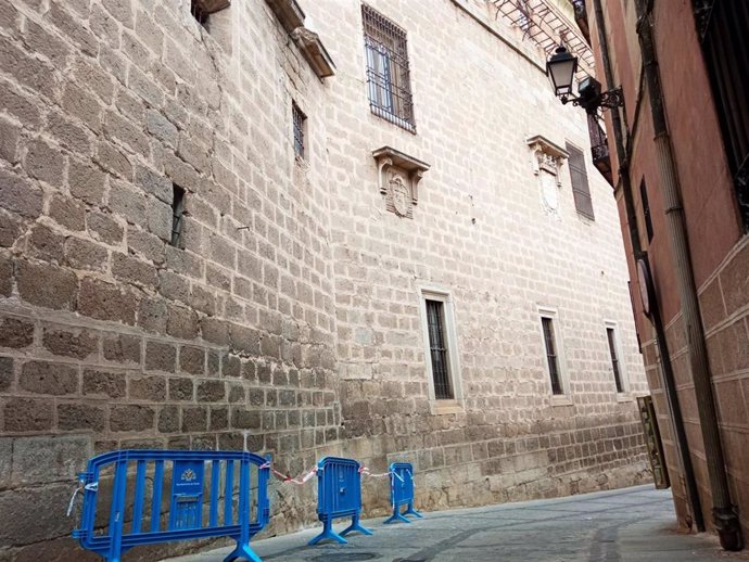 Desprendimiento de una parte de la cornisa de la Catedral de Toledo en la calle Cisneros.
