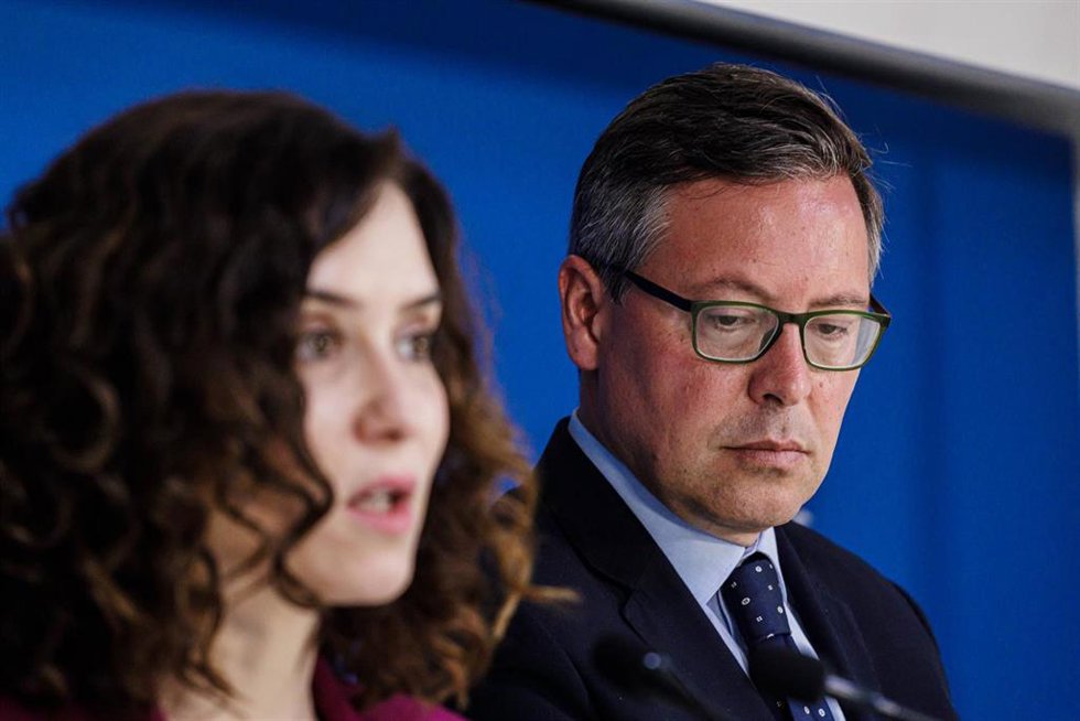 El secretario general del PP de Madrid, Alfonso Serrano, durante una rueda de prensa de la presidenta de la Comunidad de Madrid y de PP de Madrid, en la sede de Génova, a 13 de marzo de 2023, en Madrid (España). 