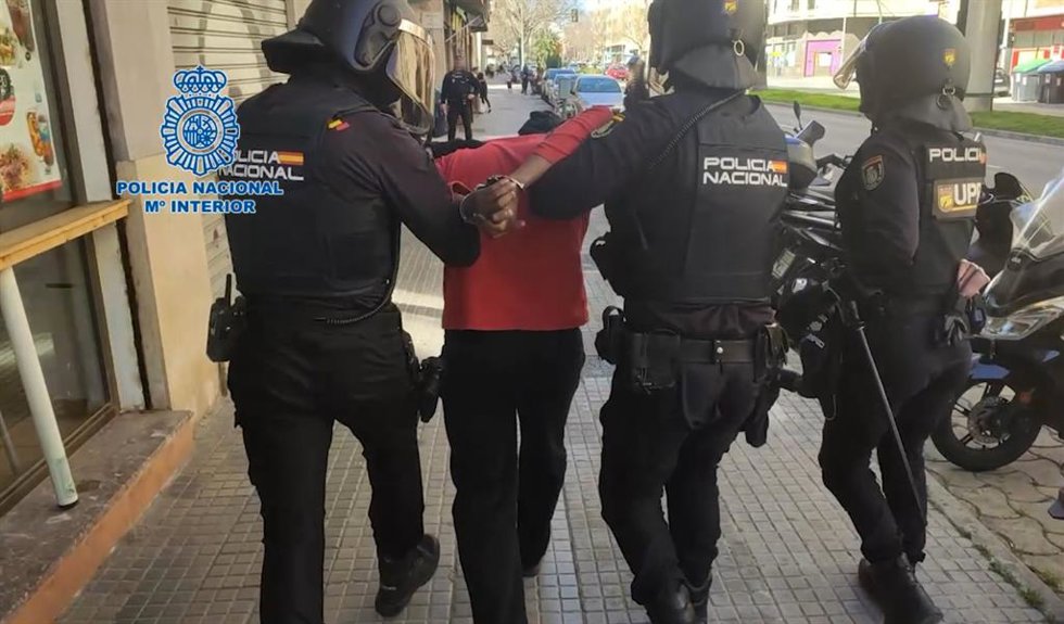 Agentes de la Policía Nacional deteniendo al fugitivo