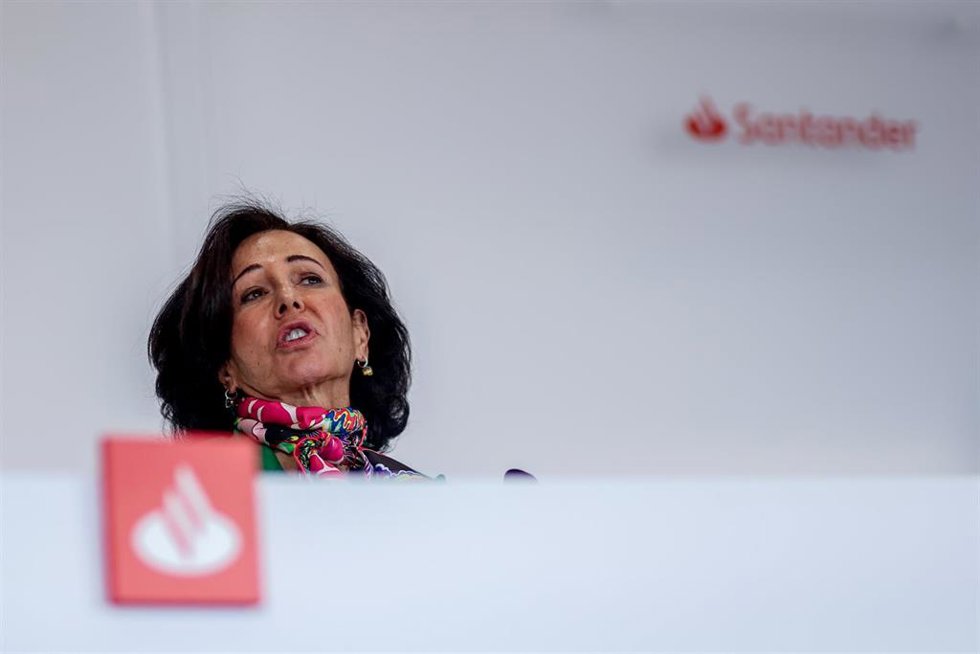 Archivo - La presidenta de Banco Santander, Ana Botín, presenta los resultados del año 2022, en la Ciudad Grupo Santander de Boadilla del Monte, a 2 de febrero de 2023, en Boadilla del Monte, Madrid (España). Banco Santander obtuvo un beneficio atribuid
