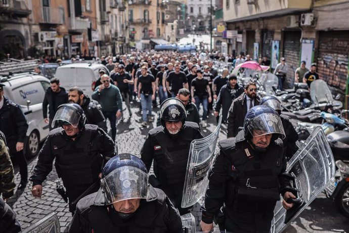 La policía italiana escolta a los seguidores del Eintracht.