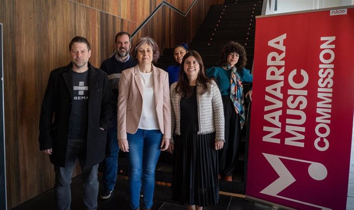 La consejera Esnaola, con el resto de participantes en el acto